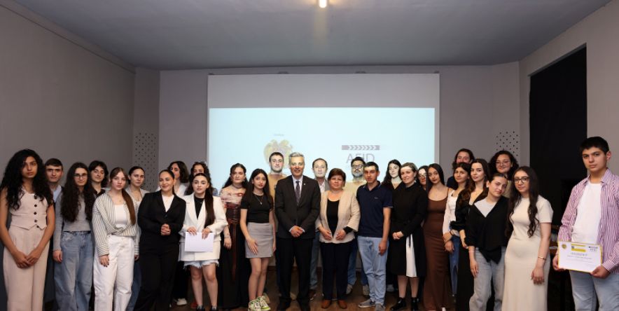 Դանիել Դանիելյանն ավարտական վկայականներ է հանձնել է «Կինոդպրոց առանց սահմանների» կրթական ծրագրի մասնակիցներին